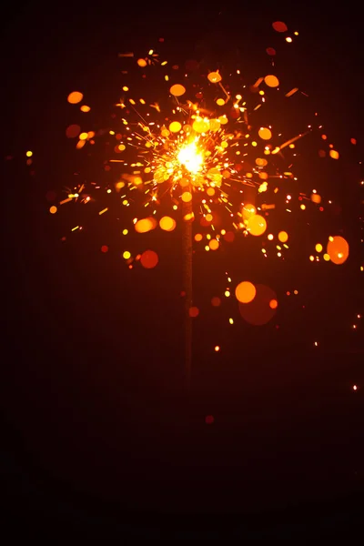 Kerstmis sparkler in waas met rood licht — Stockfoto