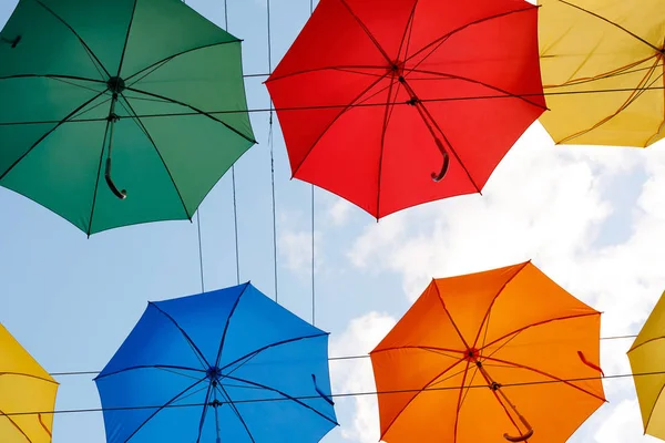 Färgglada paraplyer på himlen — Stockfoto