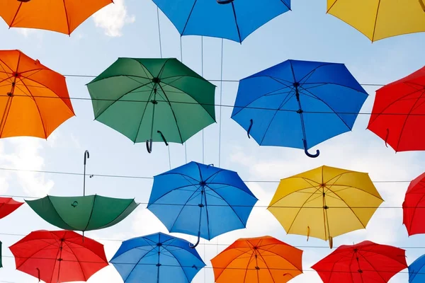 Barevné deštníky na obloze — Stock fotografie