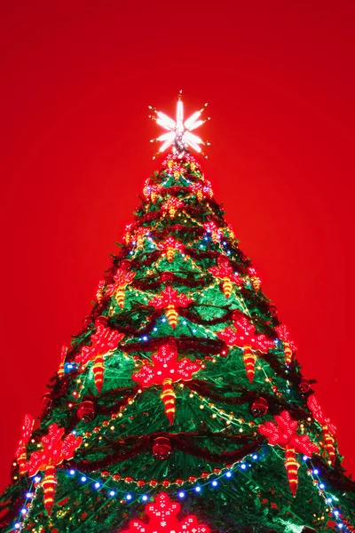 Χριστουγεννιάτικο δέντρο φώτα, κόκκινο φόντο — Φωτογραφία Αρχείου