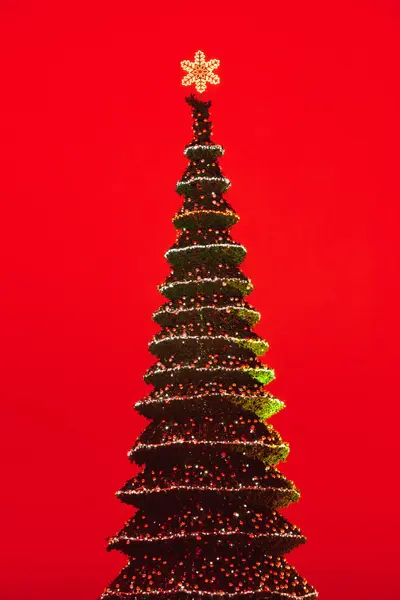 Vánoční strom světla, červené pozadí — Stock fotografie
