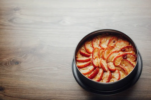 Elma tart kek üzerine ahşap masa üstü — Stok fotoğraf