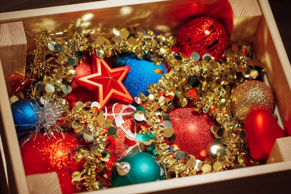 크리스마스 장식 나무 상자에 저장 된 — 스톡 사진