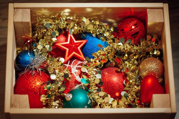 Decorações de Natal armazenadas em caixa de madeira — Fotografia de Stock