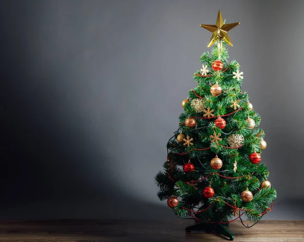 Arbre de Noël avec décoration, fond gris — Photo