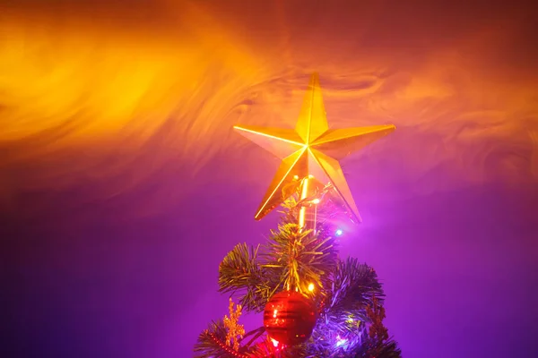 煙でクリスマス ツリー光沢のある星、紫の背景 — ストック写真