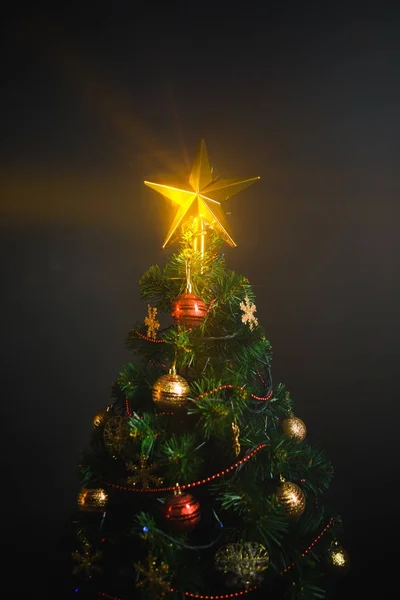 Weihnachtsbaum glänzender Stern, dunkler Hintergrund — Stockfoto