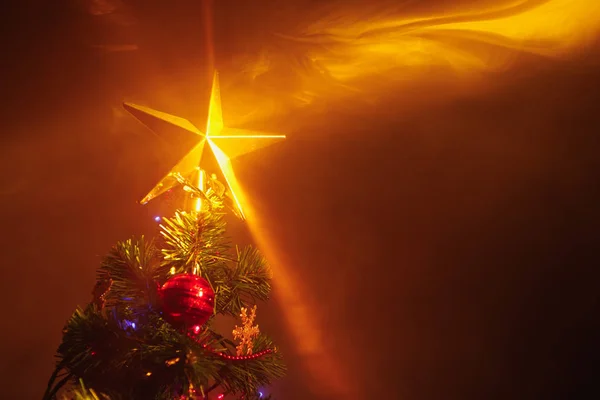 圣诞树，灯火通明，橙色背景，烟雾弥漫 — 图库照片