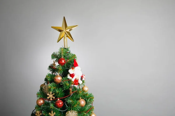 Árvore de Natal com decoração, fundo cinza — Fotografia de Stock