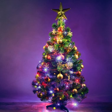 Noel ağacı, neşeli ışıklar, mor arkaplan