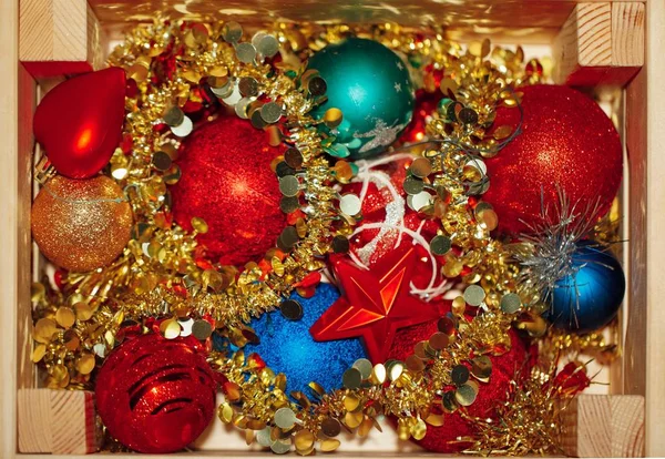 Decorazioni natalizie conservate in scatola di legno — Foto Stock