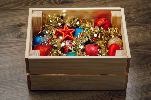 Vánoční ozdoby, které jsou uloženy v dřevěné krabičce — Stock fotografie