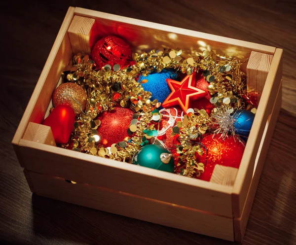 Décorations de Noël stockées dans une boîte en bois — Photo