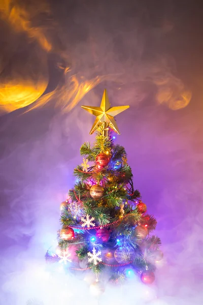 Árbol de Navidad con luces festivas, fondo con humo —  Fotos de Stock