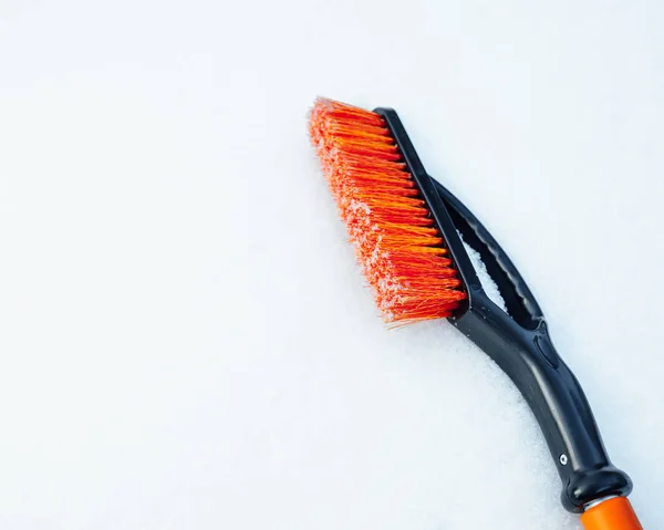 Naranja cepillo de nieve para el coche, copos de nieve de fondo —  Fotos de Stock