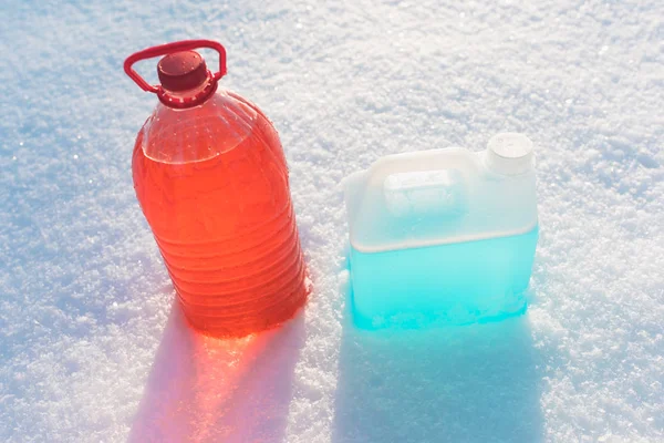 Flasche mit frierender Scheibenwaschflüssigkeit, Schneehintergrund — Stockfoto