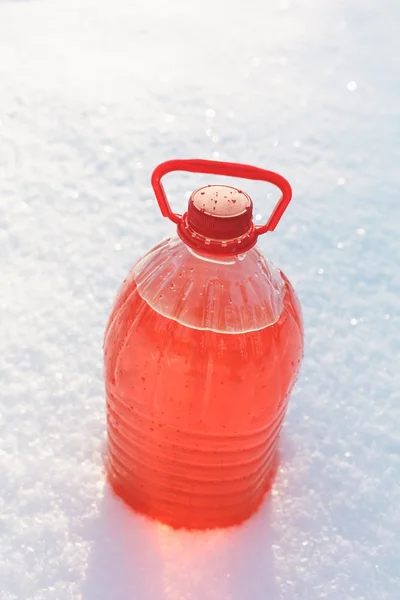 Bottiglia con liquido lavavetri antigelo, fondo neve — Foto Stock