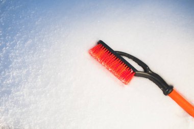 Araba, kar taneleri arka plan için turuncu kar fırça