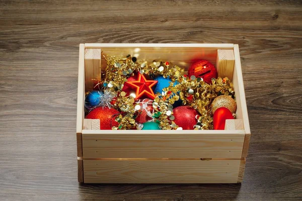 Χριστουγεννιάτικα διακοσμητικά παιχνίδια αποθηκεύονται σε ξύλινο κουτί — Φωτογραφία Αρχείου
