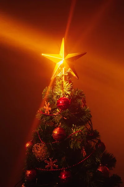 Julgran med festliga ljus, orange bakgrund med dimma — Stockfoto