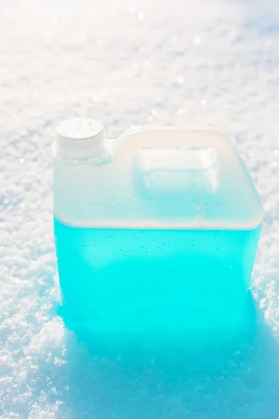 Flasche mit frierender Scheibenwaschflüssigkeit, Schneehintergrund — Stockfoto