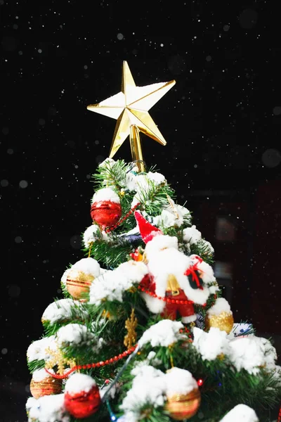 Weihnachtsbaum im Schnee im Freien, schwarzer Nachthintergrund — Stockfoto