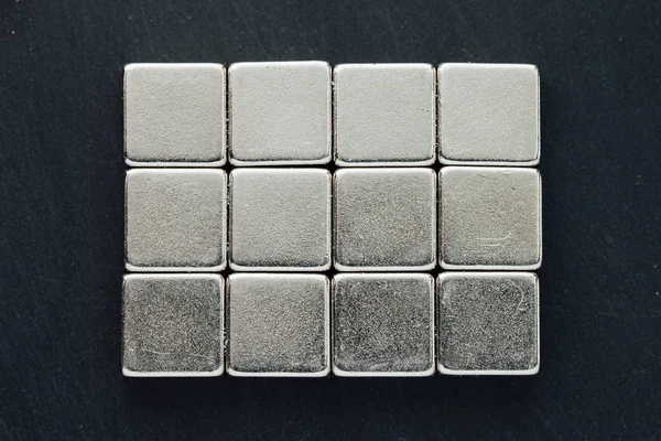 Neodymium magneter torg, svart bakgrund — Stockfoto