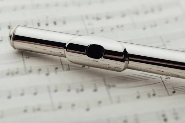 Flauta transversal na folha de música — Fotografia de Stock