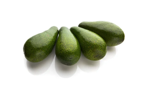 Verse avocado's geïsoleerd op wit — Stockfoto