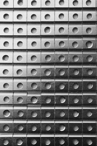 Затворні гвинтові гайки в ряд, абстрактний промисловий фон — стокове фото