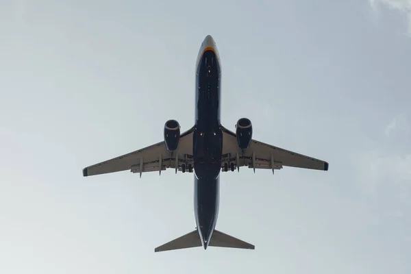 Airplane in the sky, bottom view — Stock Photo, Image