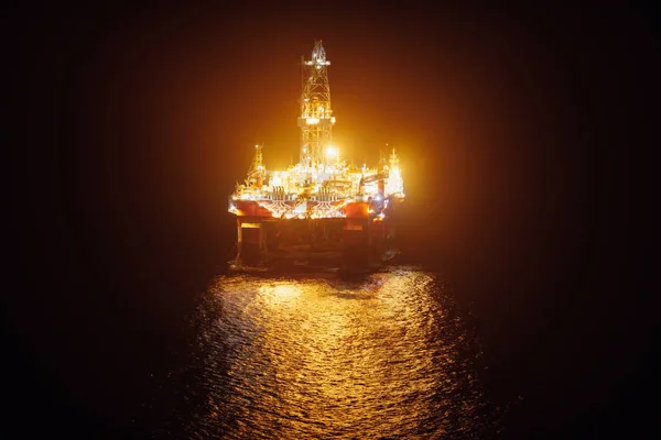 Offshore olieplatform in de nacht — Stockfoto