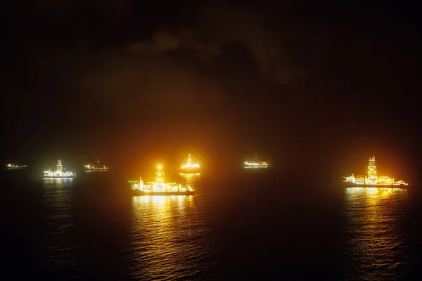 Offshore olie drillships bij nacht — Stockfoto