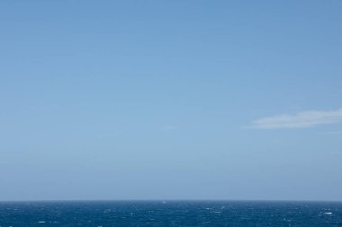 mavi deniz hattı ve gökyüzü fon