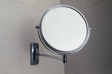 Vanity banyo, boşluk closeup görünümüyle aynada yuvarlak