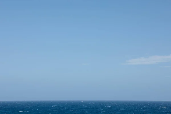 Blauwe zee lijn en hemel achtergrond — Stockfoto
