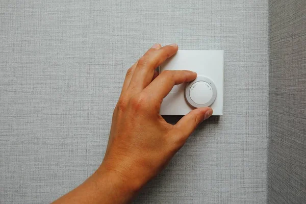 Hand schaltet Thermostat-Klimatisierung ein — Stockfoto