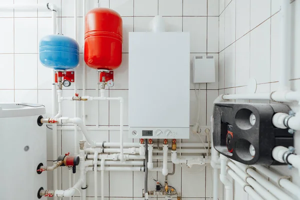 Moderno sistema de calefacción independiente en la sala de calderas — Foto de Stock