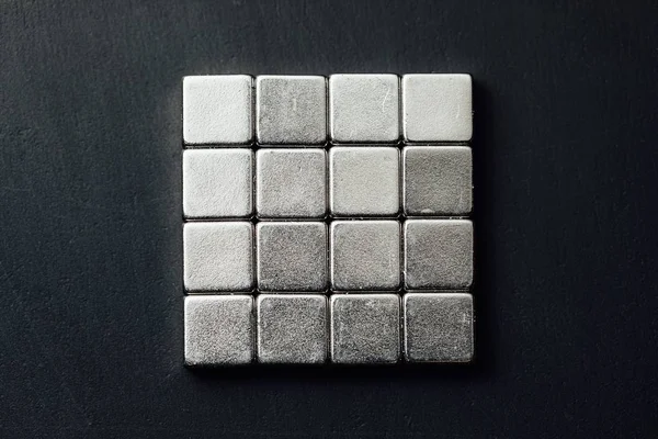 Imanes de neodimio cuadrados, fondo negro — Foto de Stock