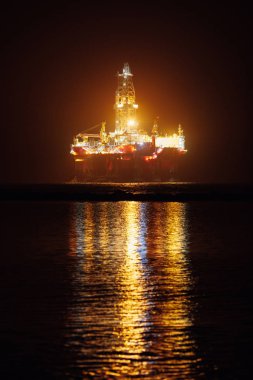 Offshore petrol platformu, gece