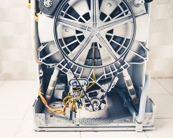 Tvättmaskin med öppet hölje är redo för service — Stockfoto