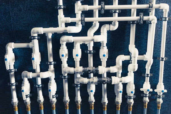 Bílé plastové potrubí v kotelně — Stock fotografie