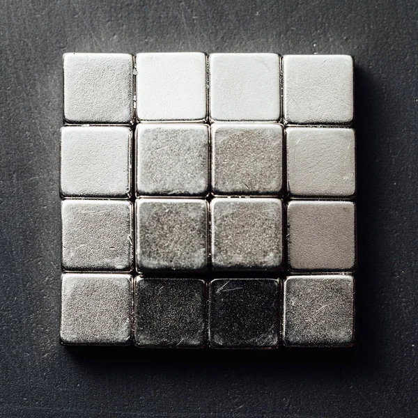 Неодимові магніти квадрати, чорний фон — стокове фото