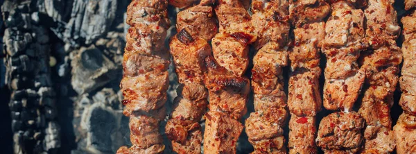 Carne de barbacoa a la parrilla en pinchos y carbones, vista superior — Foto de Stock