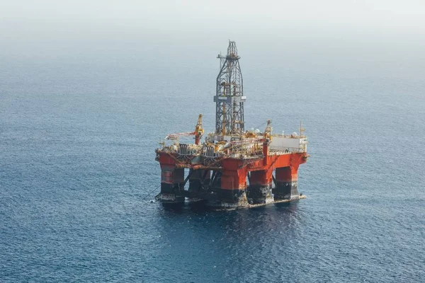 Plataforma de petróleo y gas mar adentro — Foto de Stock