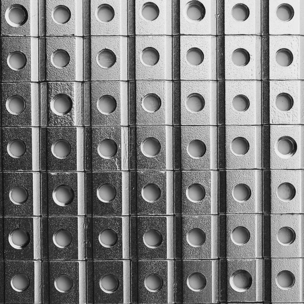 Tuercas de tornillo deslizante en una fila, fondo industrial abstracto —  Fotos de Stock