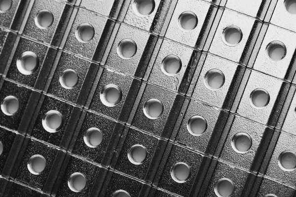 Tuercas de tornillo deslizante en una fila, fondo industrial abstracto —  Fotos de Stock
