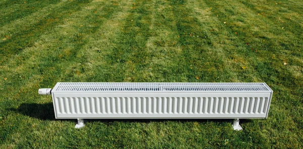 緑の芝生、生態学的概念を暖房のラジエーター — ストック写真