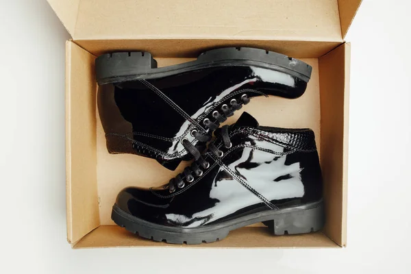 Zapatos de charol barnizados negros en caja de cartón —  Fotos de Stock
