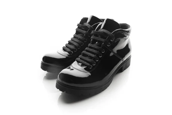 Чорне лаковане патентне шкіряне взуття ізольоване на білому — стокове фото